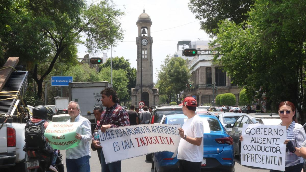 <![CDATA[Por más de 8 horas, conductores de taxi por aplicación se plantaron frente a Segob]]>