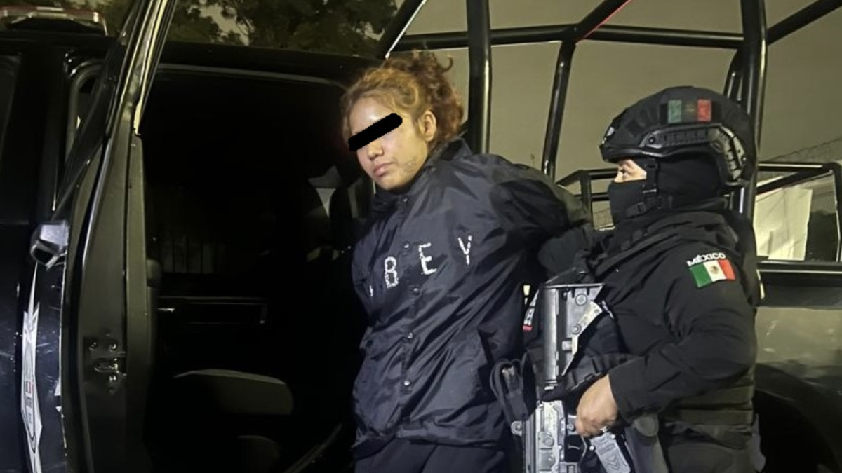 <![CDATA[Cae presunta narcomenudista cuando fumaba un cigarro de mariguana en la vía pública, en Nuevo León]]>