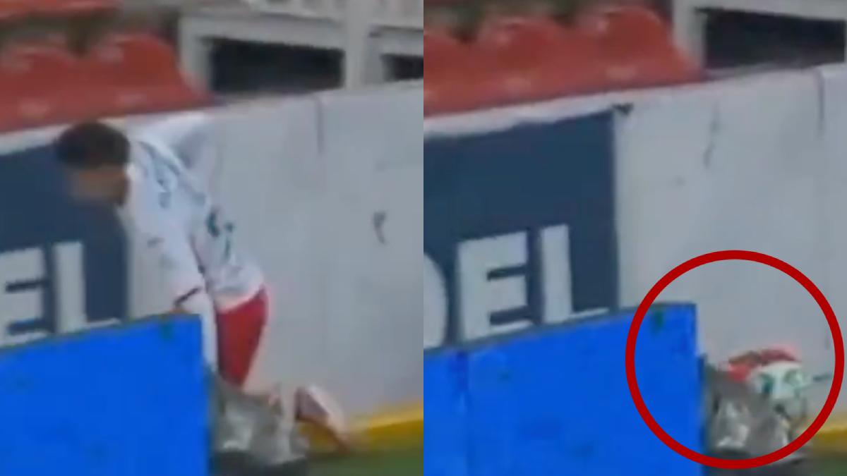 <![CDATA[VIDEO: Emilio Lara cae a fosa en pleno partido de Liga MX]]>