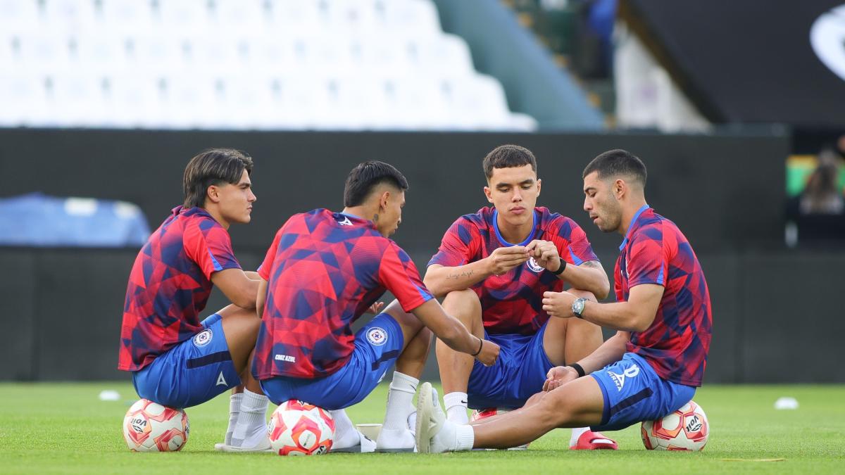<![CDATA[¡Insólito! Jugadores de Cruz Azul salen a pie del Estadio Banorte tras el Clásico Joven]]>