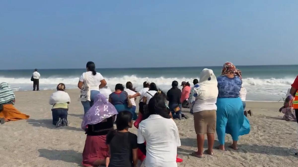 <![CDATA[Niña participa en ritual de playa y el mar se la lleva; la buscan hasta con helicóptero]]>