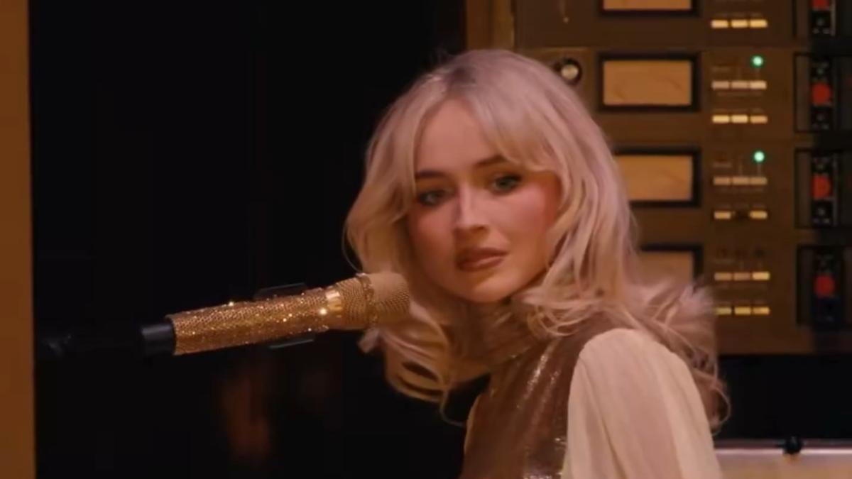 <![CDATA[Confusión y sarcasmo: Sabrina Carpenter se disculpa por llamar 'raro' a grito cultural en Coachella]]>