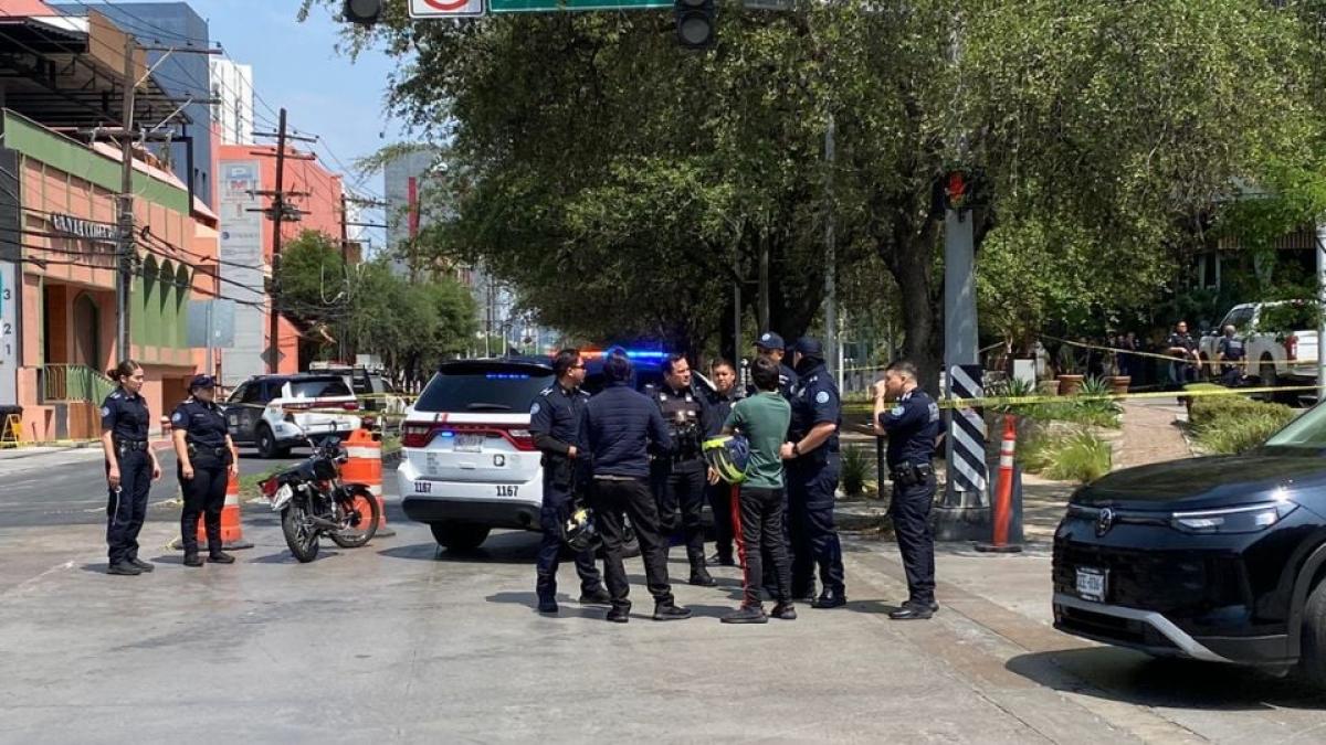 <![CDATA[Ejecutan a hombre frente a centro comercial; esperaba en una camioneta]]>
