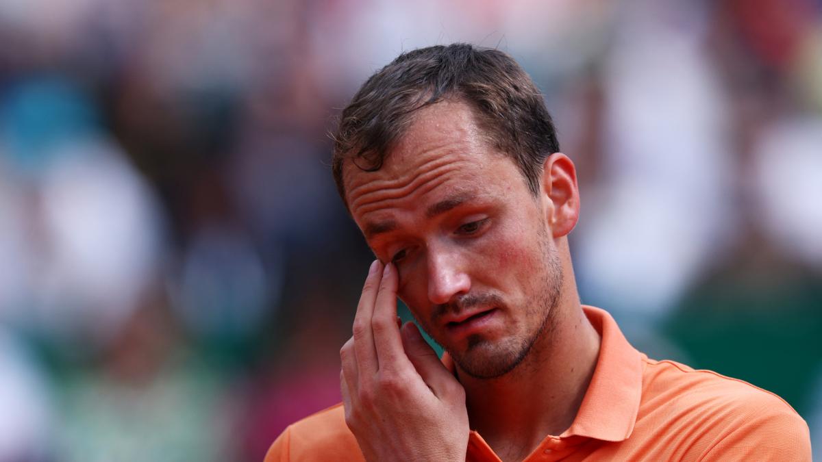 <![CDATA[Medvedev recibe multa por su berrinche en el Masters de Montecarlo]]>