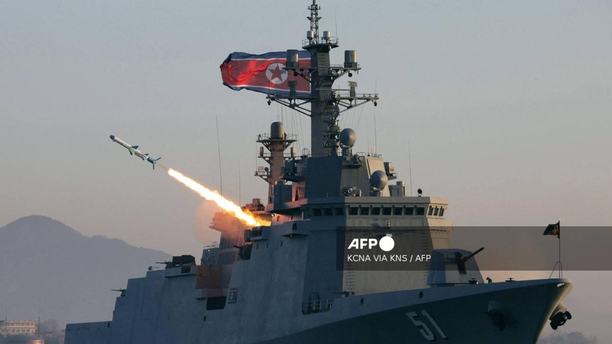 <![CDATA[Kim Jong supervisa ensayo naval de misiles de crucero]]>
