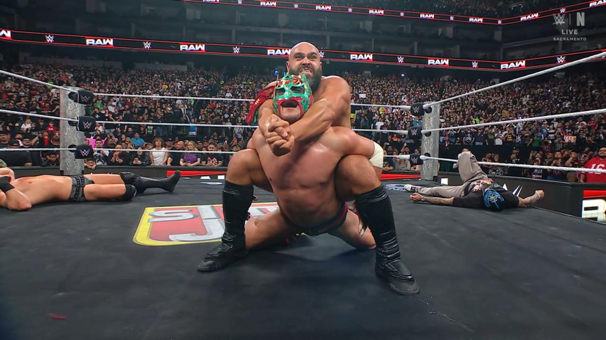 <![CDATA[¡Masacre en RAW! Rusev destroza a Penta y Rey Mysterio rumbo a Wrestlemania Vegas]]>