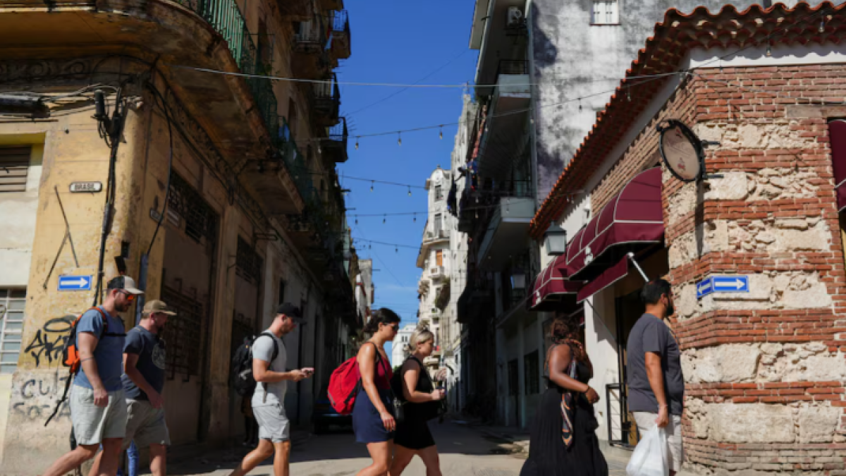 <![CDATA[Apagones y falta de combustible desploma el turismo en Cuba]]>