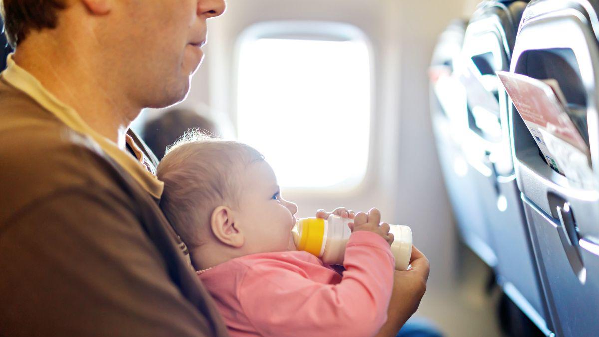 <![CDATA[¿Puedes llevar comida de bebé en el avión? Lo permitido en equipaje de mano]]>