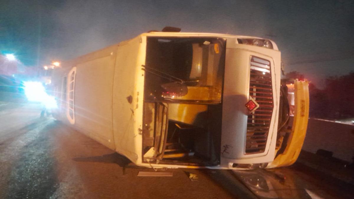 <![CDATA[Aparatosa volcadura de camión de personal deja 18 heridos en en Nuevo León]]>