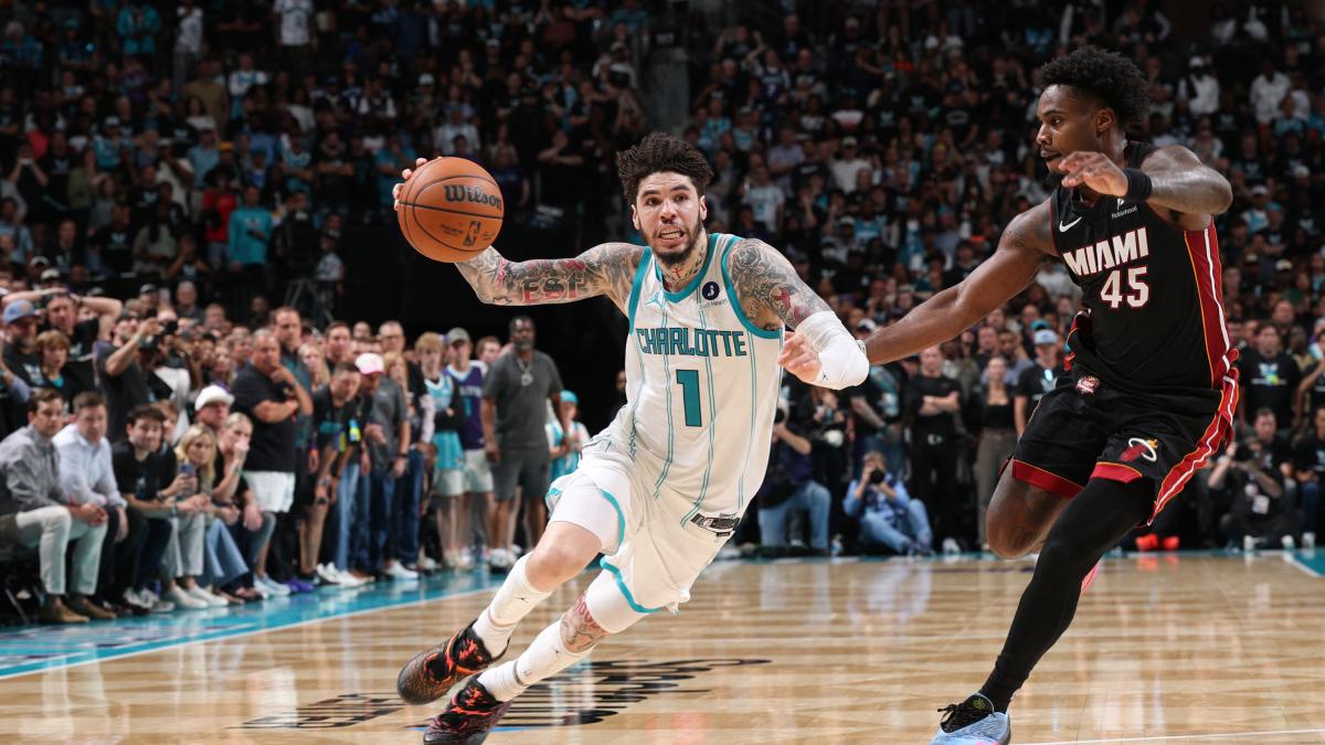 <![CDATA[LaMelo Ball lidera victoria de último segundo: Los Hornets eliminan al Heat del Play-In de la NBA]]>