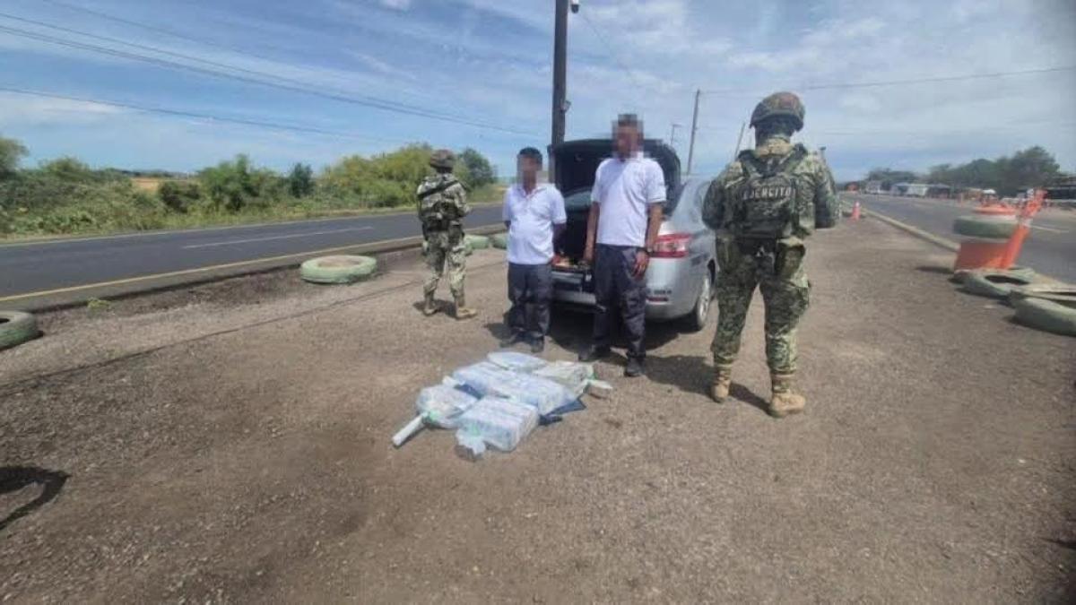 <![CDATA[Caen dos hombres con 25 millones de pesos en carretera de Sinaloa]]>