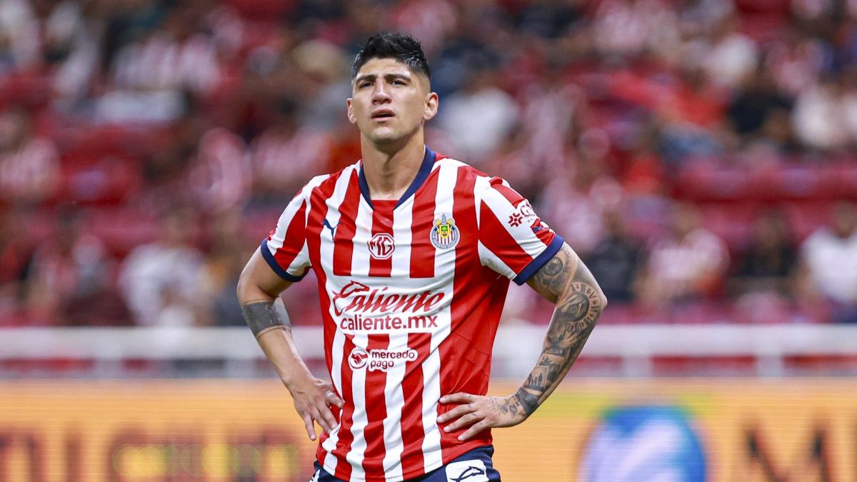 <![CDATA[Chivas finalmente hace oficial la salida de Alan Pulido del equipo]]>