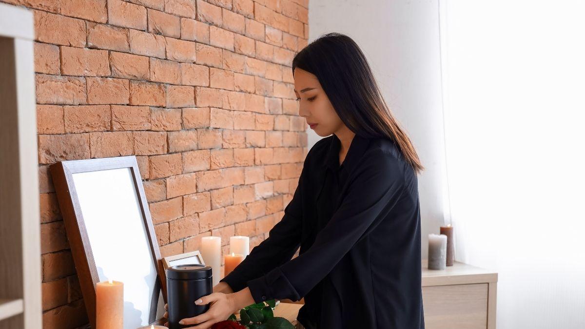 <![CDATA[¿Por qué no se recomienda tener las cenizas de un difunto en casa?]]>