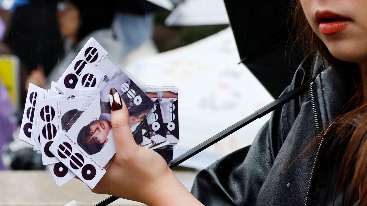 <![CDATA[¿Adiós a los freebies? Medida de HYBE contra piratería en concierto de BTS afecta a fans]]>