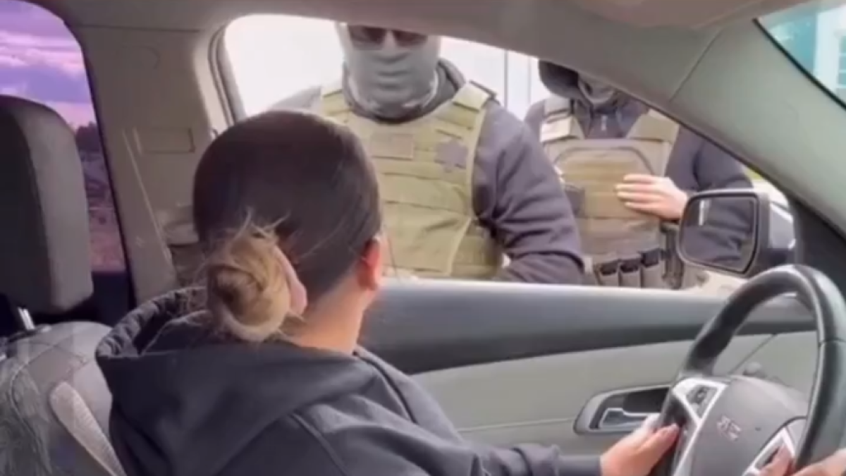 <![CDATA[Mujer enfrenta a agente de ICE con “tarjeta roja” y evita ser detenida | VIDEO]]>