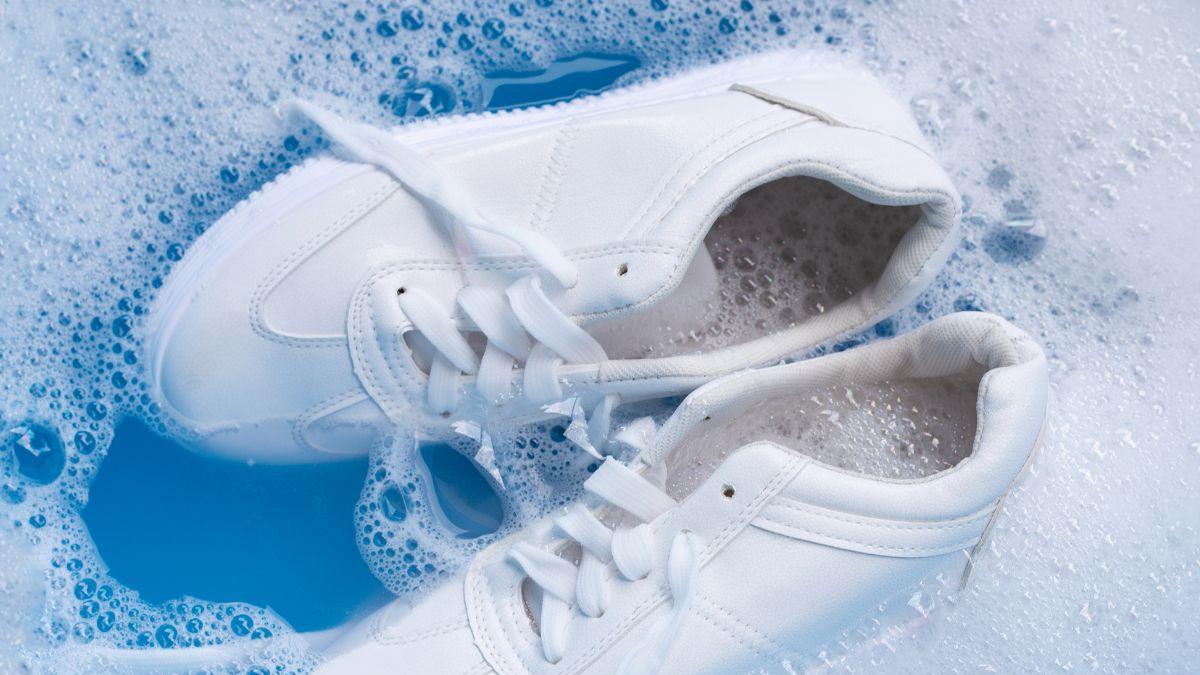<![CDATA[¿Lavaste tus tenis y se pusieron amarillos? Así puedes dejarlos blancos otra vez]]>