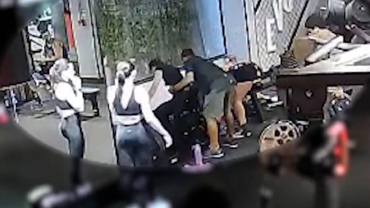 <![CDATA[Mujer se rompe las piernas en gimnasio; trataba de cargar 180 kilos | VIDEO]]>