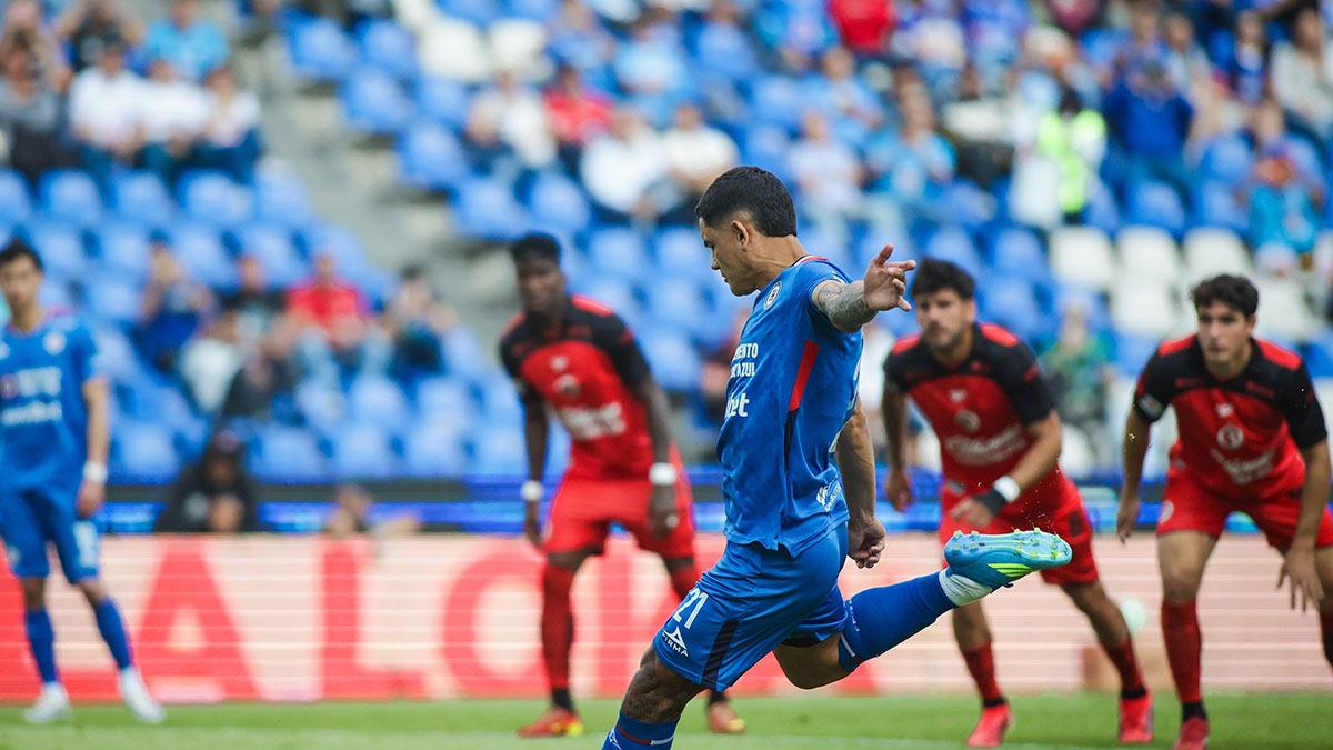 <![CDATA[Doble polémica del árbitro en el Cruz Azul - Xolos]]>