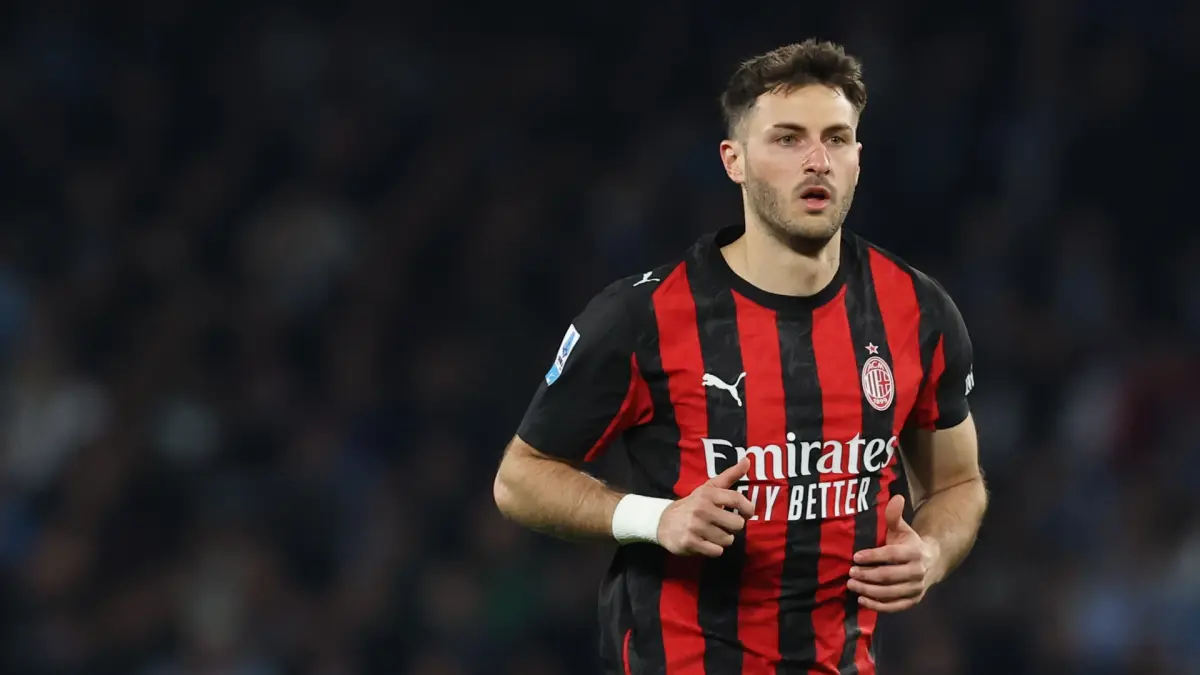 <![CDATA[¡Respaldo total! El Milan celebra los 25 años de Santiago Gimenez con emotivo homenaje]]>