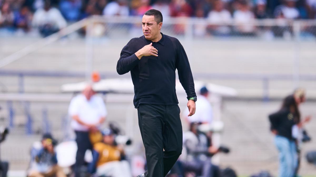 <![CDATA[¡Se sube a la 'Efraíneta'! Carlos Hermosillo se rinde ante el temporadón de Pumas y Efraín Juárez]]>