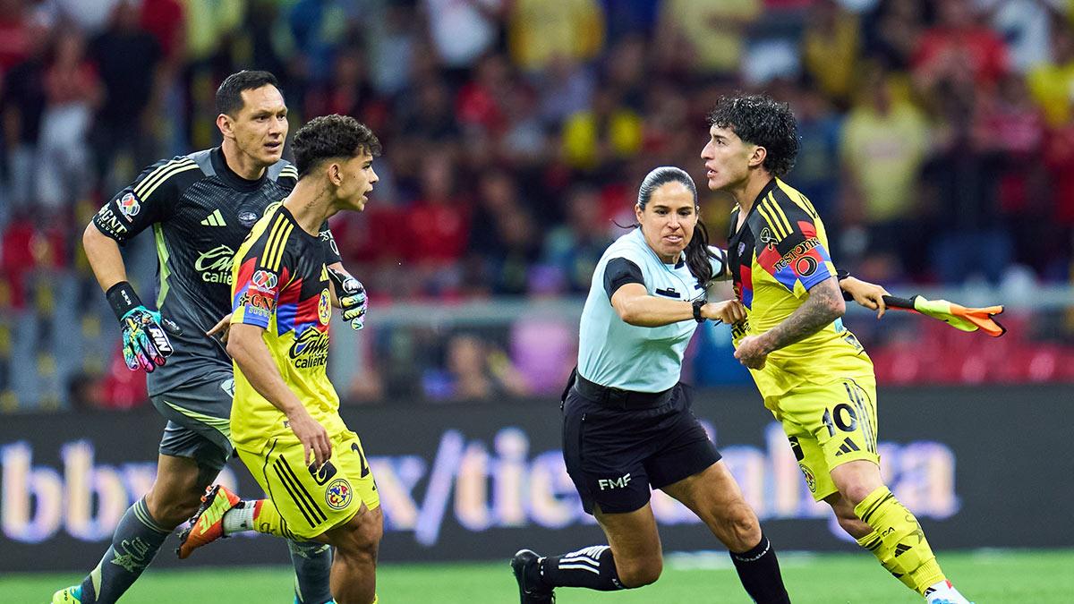 <![CDATA[Mohamed reclama el actuar de la árbitra asistente por trifulca]]>