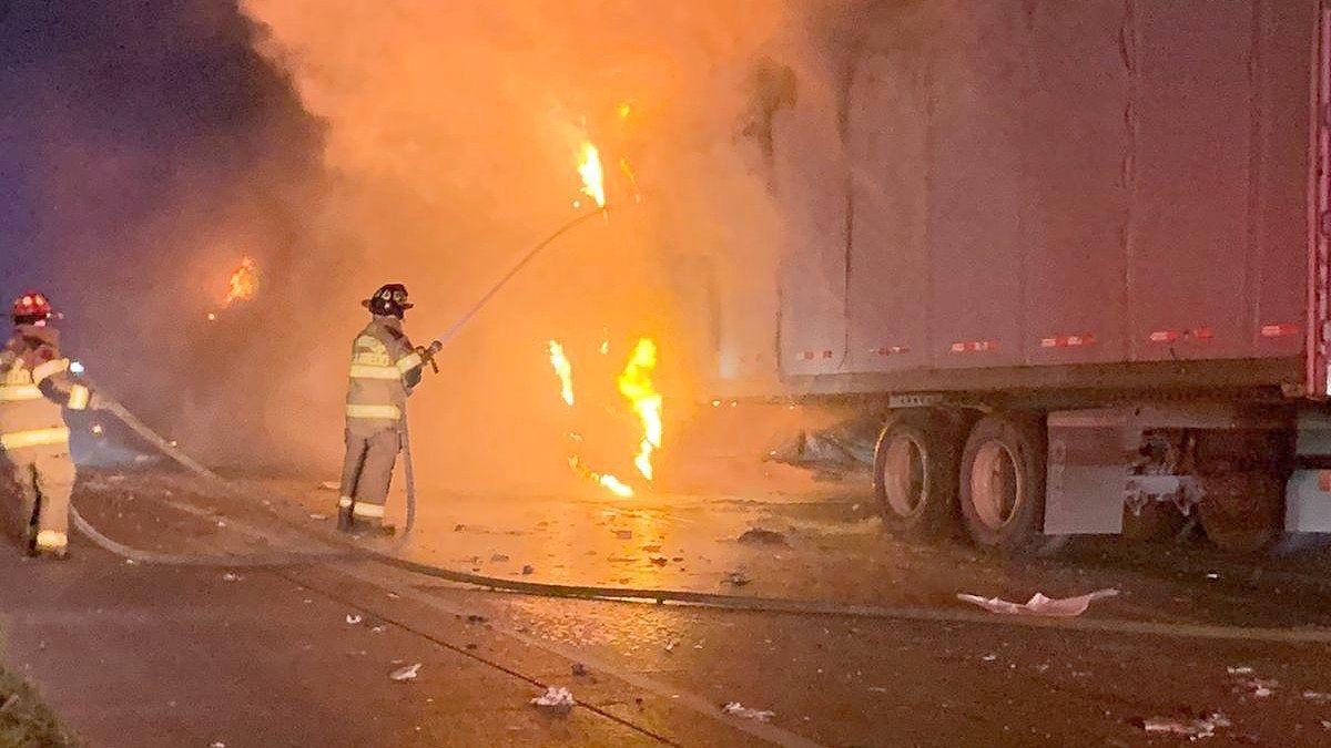 <![CDATA[Trailero muere calcinado tras aparatoso accidente carretero en Tamaulipas]]>