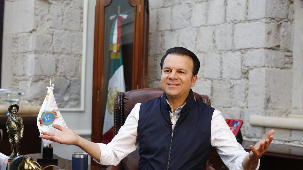 <![CDATA[Gobierno de Esteban Villegas entrega uniformes a empresa foránea]]>