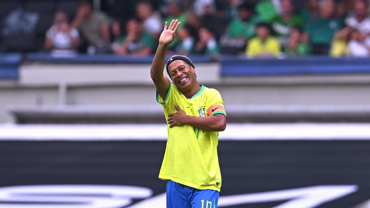 <![CDATA[VIDEO: Afición de México se rinde ante Ronaldinho tras jugada de fantasía]]>