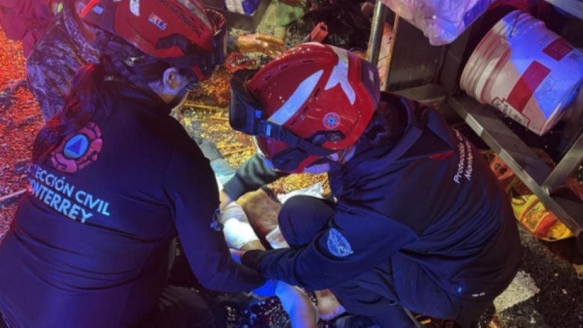 <![CDATA[Atropellan al señor de los elotes; vehículo “se lo llevó” con todo y carrito]]>