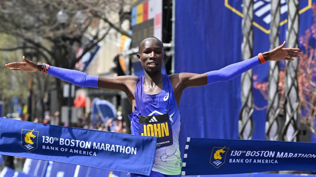 <![CDATA[John Korir hace historia: rompe récord y gana el Maratón de Boston 2026]]>