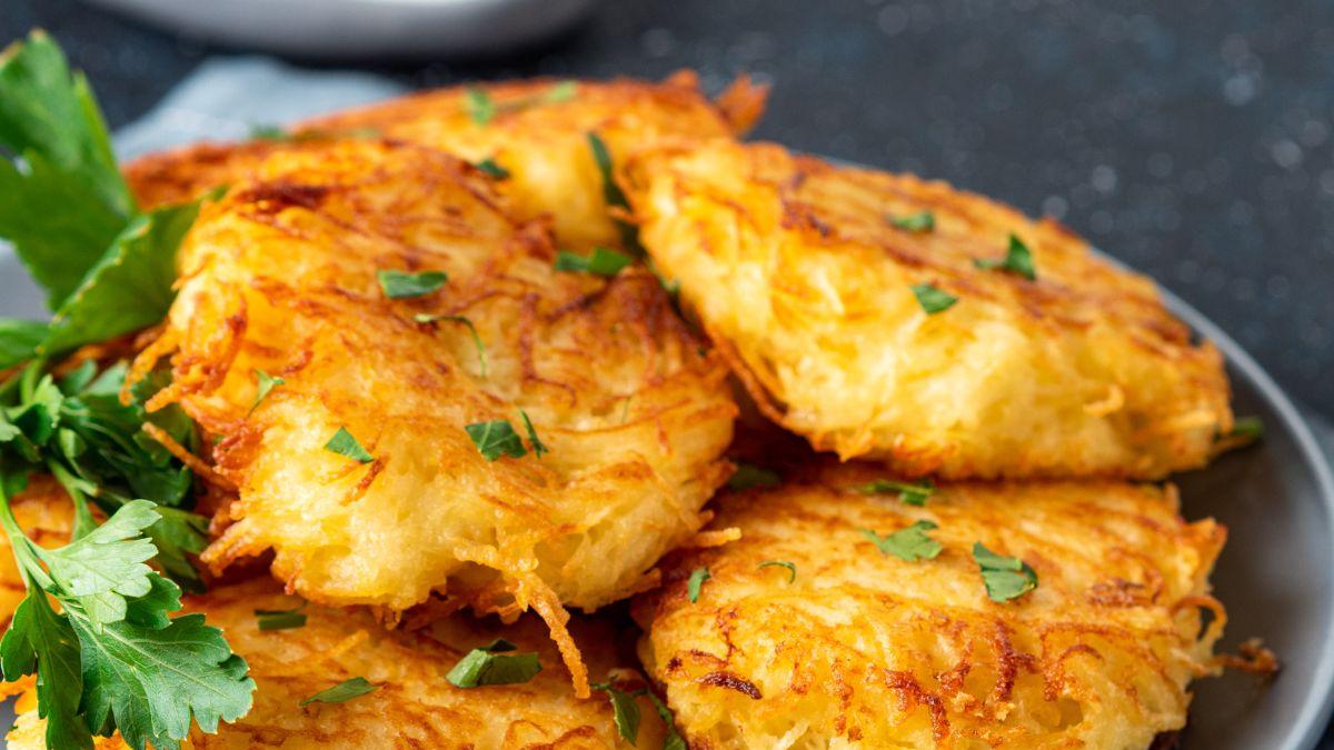 <![CDATA[Sencillas tortitas de papa rallada con queso manchego, que no se desbaratan]]>