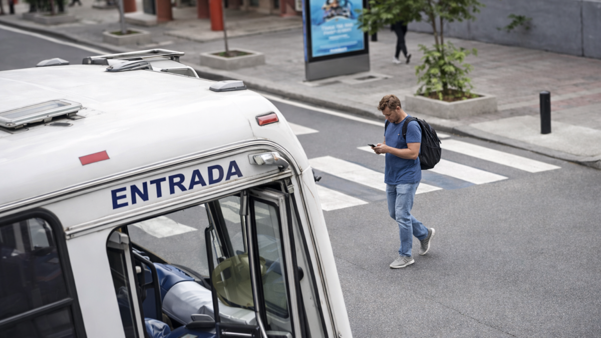 <![CDATA[Hombre muere atropellado por un autobús; cruzó la calle mirando el celular]]>