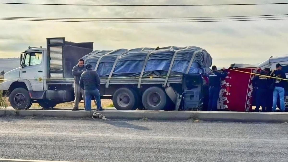 <![CDATA[Choque entre camioneta y tráiler deja un muerto y tres heridos en Hidalgo]]>