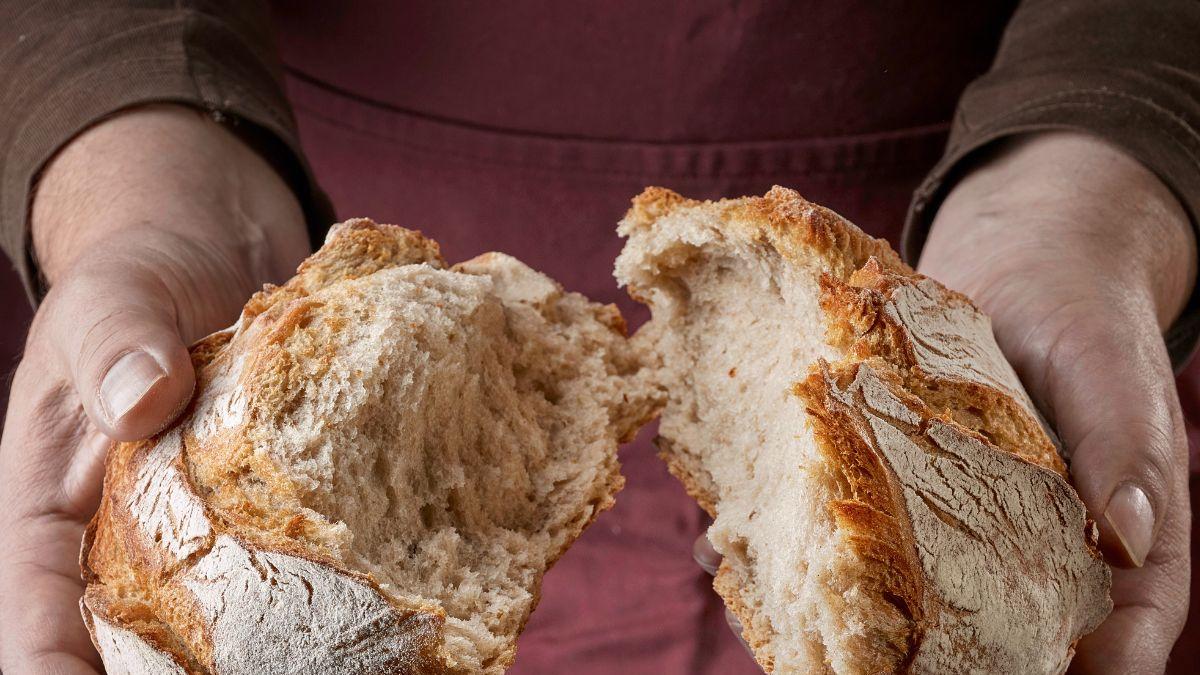 <![CDATA[Recupera el pan duro con estos trucos para ablandarlo y evita tirarlo]]>
