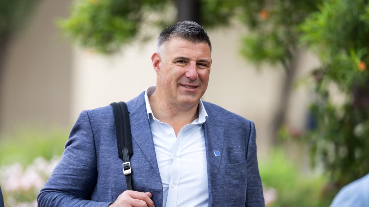 <![CDATA[Vrabel salva su puesto en Patriots y encara el escándalo de infidelidad ante los medios]]>