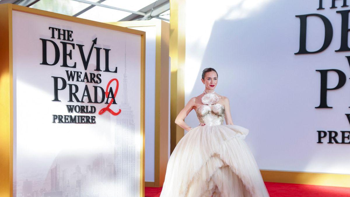 <![CDATA[Emily Blunt llevo más de 300 perlas en la premier de ‘El diablo viste a la moda 2’]]>