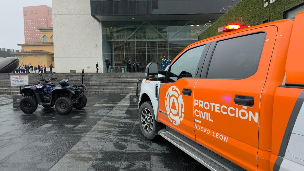 <![CDATA[Evacuan a 110 personas de torre por incendio en un restaurante de Nuevo León]]>