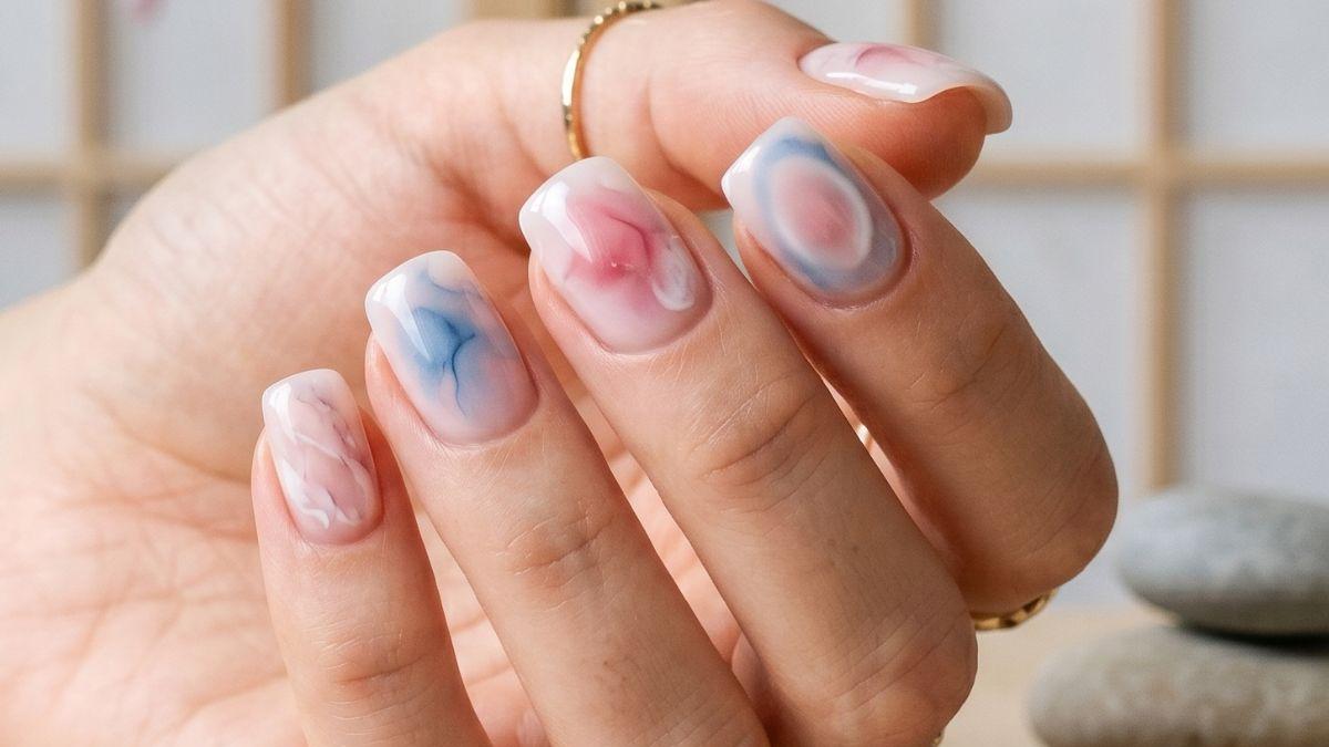 <![CDATA[Uñas de gel floreciente o blooming gel, la técnica japonesa que lleva el sistema lácteo a tus manos]]>