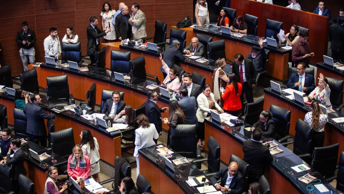 <![CDATA[Senado avala Ley de Vivienda; gobierno construirá casas con fondos de trabajadores]]>