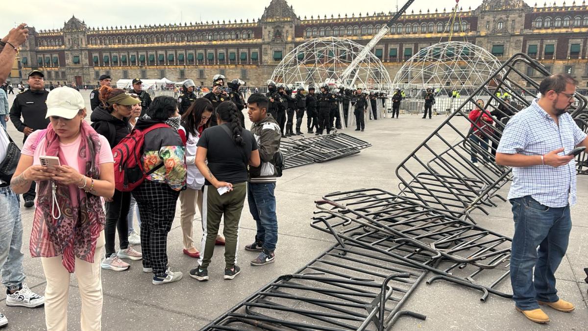 <![CDATA[Manifestantes derriban vallas y se enfrentan con funcionarios en el Zócalo]]>