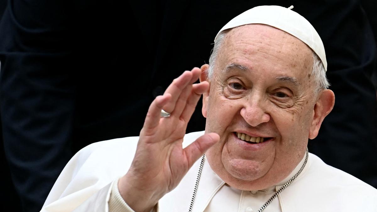 <![CDATA[Fieles recuerdan al papa Francisco en Roma a un año de su fallecimiento]]>