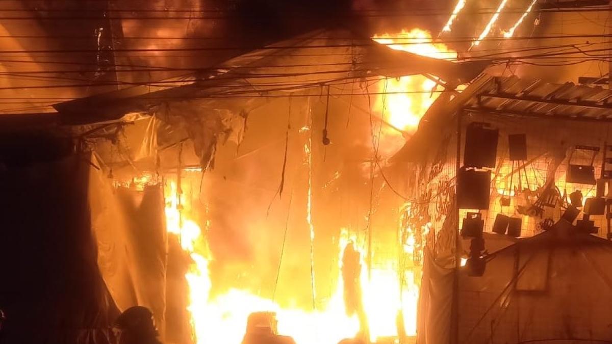 <![CDATA[Fiscalía investigará causa del incendio que arrasó puestos semifijos]]>