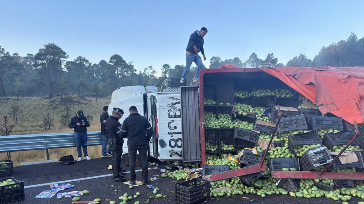 <![CDATA['Ahorcada' la México-Cuernavaca rumbo a CDMX por volcadura de camión]]>