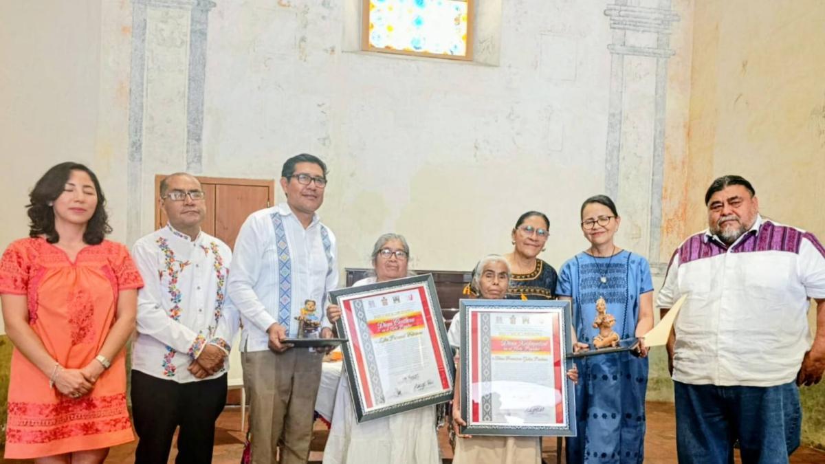 <![CDATA[Premian trayectoria de artesanas de barro negro y seda de rienda en Oaxaca]]>