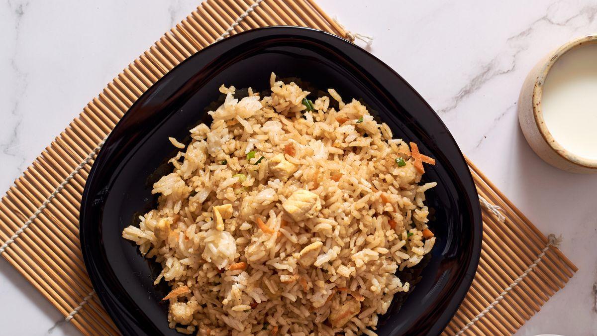 <![CDATA[Sencillo yakimeshi con pollo para aprovechar las sobras de arroz]]>