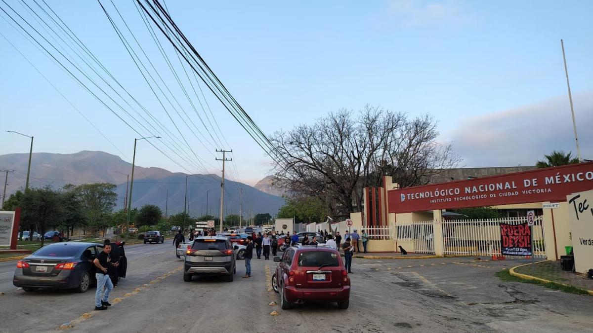 <![CDATA[Estudiantes toman el Tecnológico de Victoria; exigen salida de la directora]]>