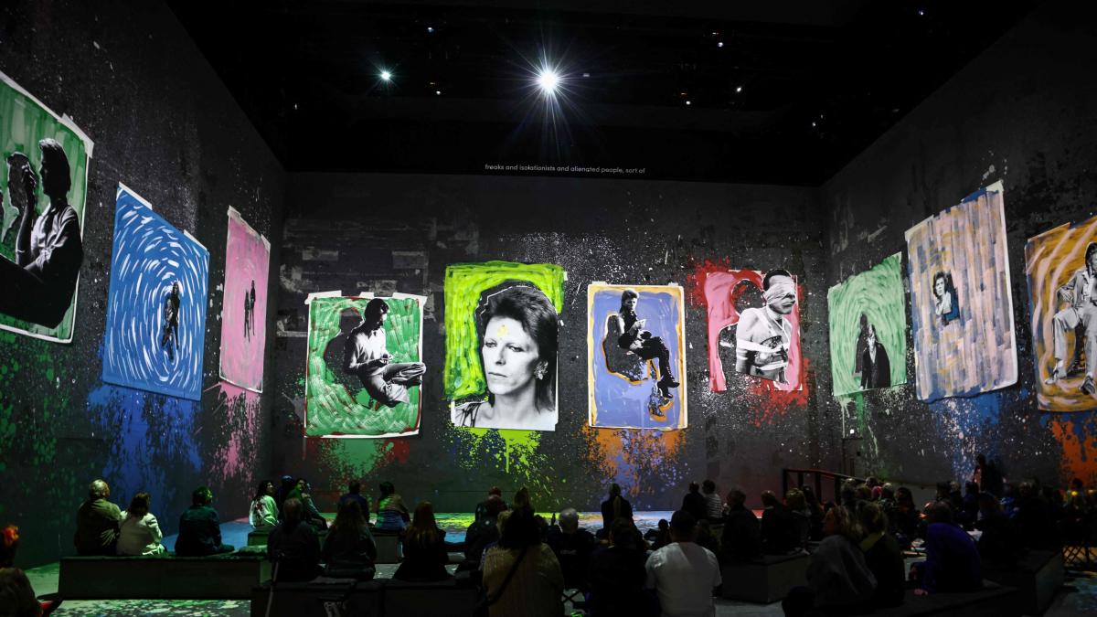 <![CDATA[¡David Bowie vuelve a los escenarios! Así es la espectacular experiencia en Londres]]>