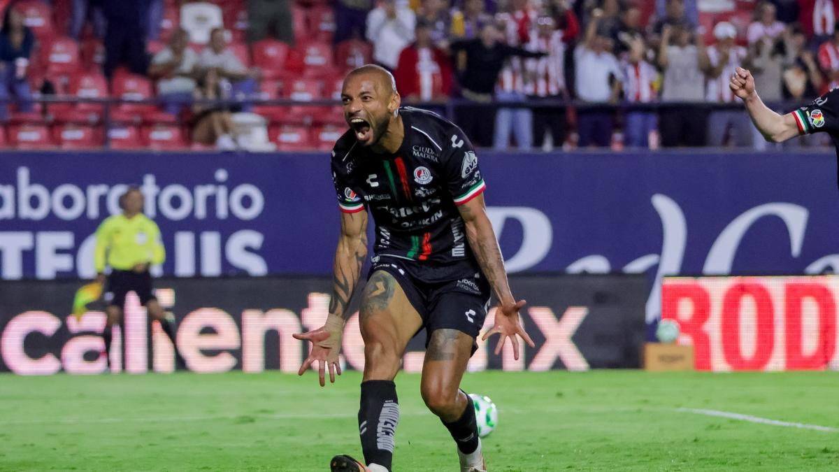 <![CDATA[Joao Pedro liquida a Santos, da triunfo a San Luis y recupera el liderato de goleo]]>