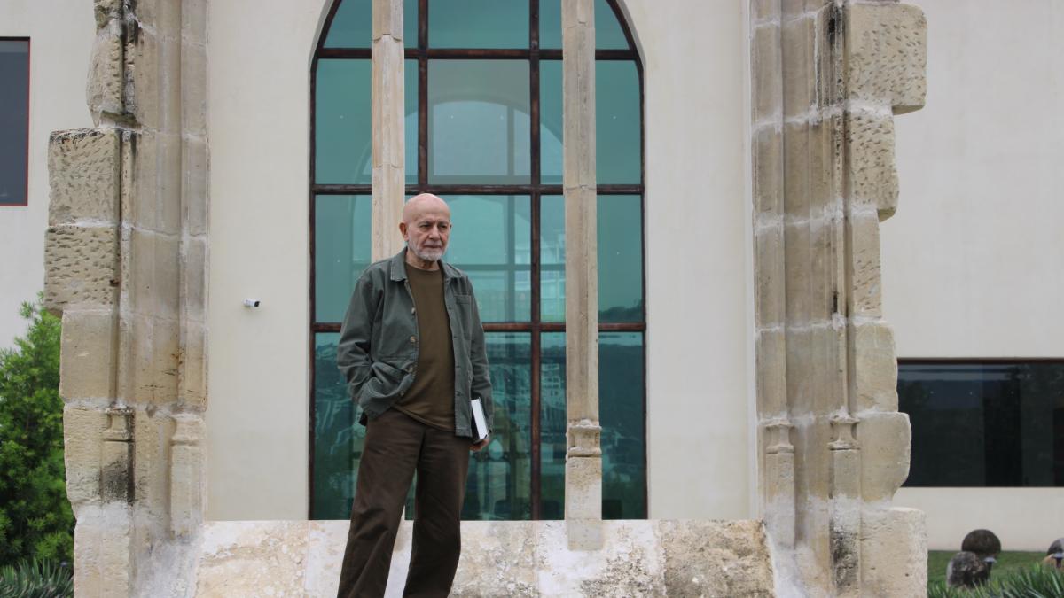 <![CDATA[Quién es Hugo Mujica: El escritor que pasó 7 años en silencio y hoy habla de vitalidad]]>