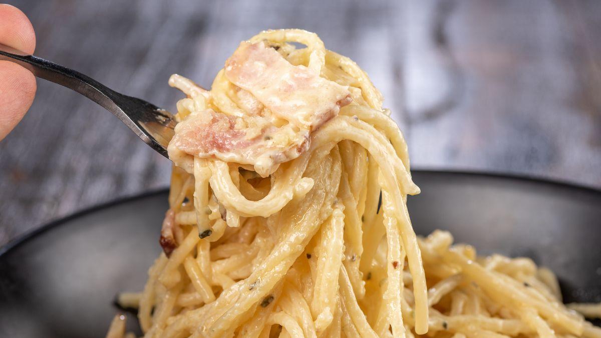 <![CDATA[Prepara una pasta carbonara con la receta original italiana, sin crema]]>